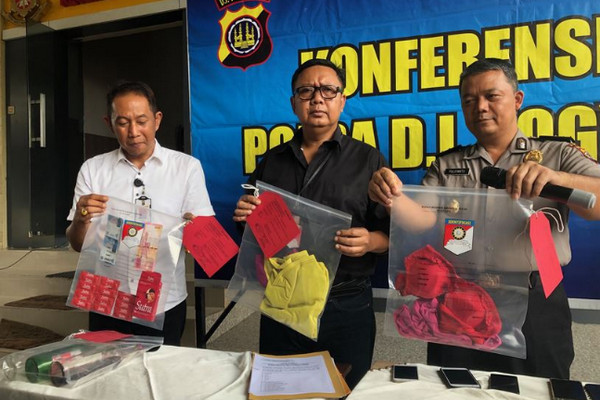 Dirreskrimum Polda DIY, Kombes Hadi Utomo (tengah), menunjukkan beberapa barang bukti yang diamankan saat menggerebek pesta seks di Sleman, Selasa (11/12). (Foto: Polda DIY)
