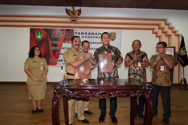 Wali Kota Semarang, Hendrar Prihadi (ketiga kanan), salam komando dengan Wali Kota Surakarta, FX Hadi Rudyatmo, usai meneken nota kesepahaman di Kota Surakarta, Jateng, Senin (21/1). (Foto: Twitter/@pdipsurakarta)