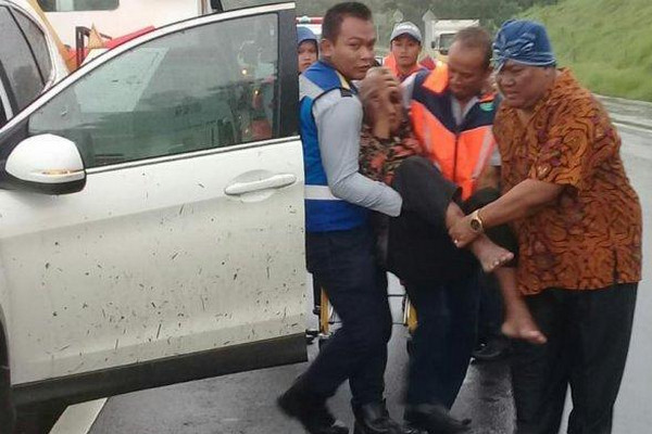 Wakil Ketua DPRD Kendal, Mastu Samlawi, dievakuasi karena mengalami kecelakaan di ruas tol Solo-Ngawi, Kabupaten Karanganyar, Jateng, Senin (21/1) sore. (Foto: ist)