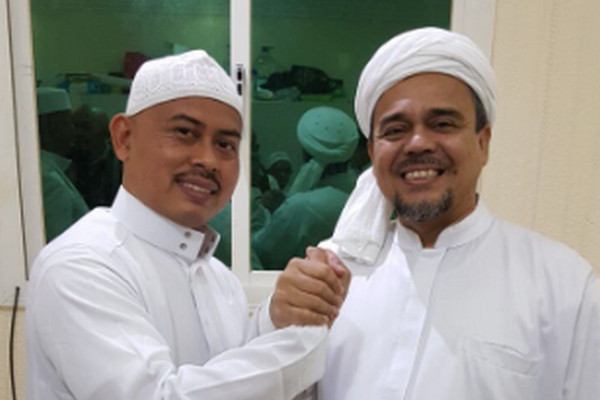 Ketua PA 212, Slamet Maarif (kiri), bersama capres nomor urut 02, Prabowo Subianto (tengah), dan Imam Besar FPI, Rizieq Shihab. (Foto: Twitter/@arief_amaryllis)