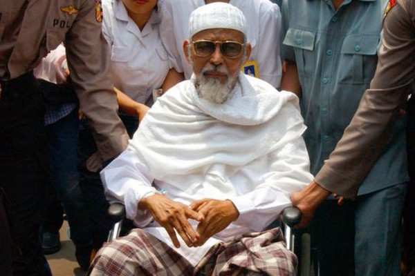  Narapidana kasus terorisme, Abu Bakar Baasyir, menggunakan kursi roda saat menjalani pemeriksaan kesehatan di Jakarta, 2002. (Foto: Getty Images)