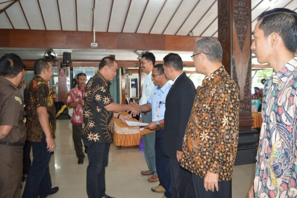 Wakil Bupati Karanganyar, Rober Christanto (kiri), bersalaman dengan perwakilan kepada desa saat penyerahan SPPT PBB P-2 2019 di Rumah Dinas Bupati Karanganyar, Jateng, Selasa (22/1). (Foto: Pemkab Karanganyar)