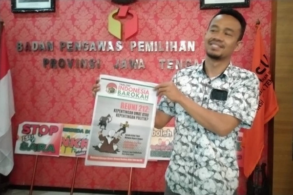  Komisioner Bawaslu Jateng, M. Rofiuddin, menunjukkan Tabloid Indonesia Barokah yang beredar di sejumlah masjid. (Foto: ist)