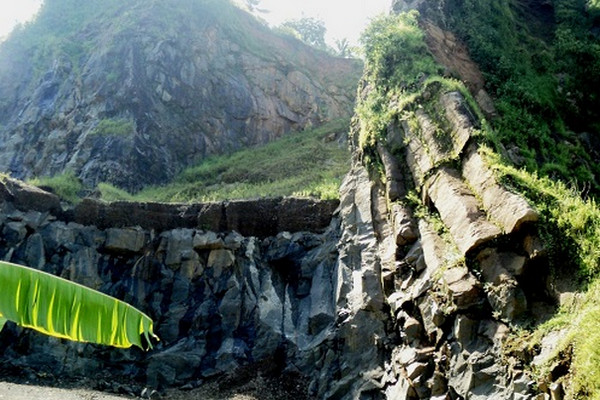 Salah satu situs batu purba di kawasan Karangsambung, Kabupaten Kebumen, Jateng. (Foto: lintaskebumen.wordpress.com)