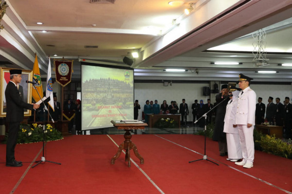 Gubernur Jateng, Ganjar Pranowo (kiri), melantik pasangan Umim Azizah-Sabilillah Ardie sebagai Bupati dan Wakil Bupati Tegal periode 2019-2024 di Gedung Gradhika, Kota Semarang, Selasa (8/1). (Foto: Pemprov Jateng/Slam)