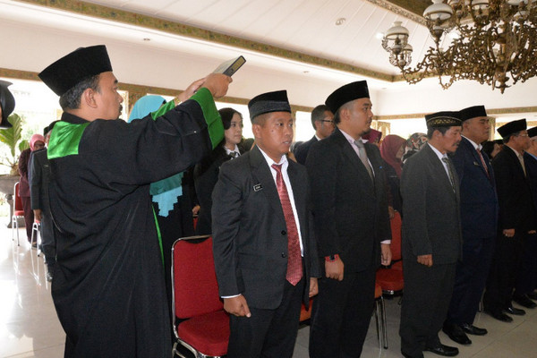 Prosesi pengambilan sumpah jabatan saat pelantikan abdi negara di lingkungan Pemkab Temanggung, Jateng, di Pendopo Jenar, Kamis (24/1). (Foto: Twitter/@temanggungkab)