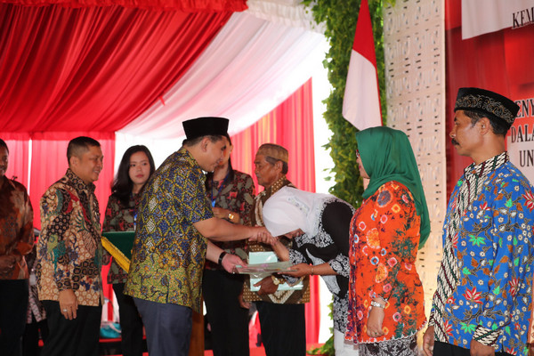 Wakil Gubernur Jateng, Taj Yasin (peci hitam), secara simbolis menyerahkan sertifikat tanah kepada penerima di Kelurahan Kauman Kidul, Sidorejo, Kota Salatiga, Kamis (24/1). (Foto: Pemprov Jateng)