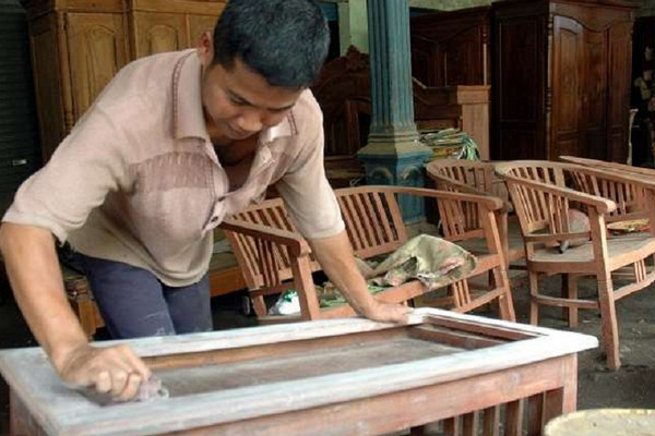 Ilustrasi perajin furnitur. (Foto: Pemprov Jabar)
