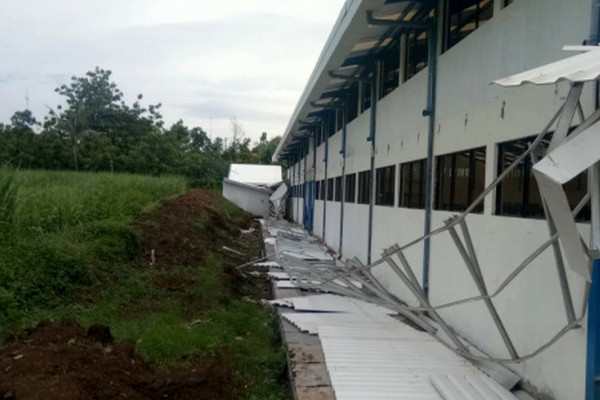 Atap Pasar Wonokerto, Kabupaten Rembang, Jateng, ambol. (Foto: Nur FM/Didin M.)