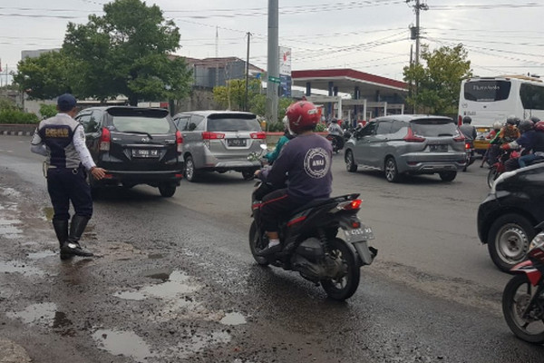 Personel Dishub Kota Semarang, Jateng, bersiaga di depan Taman Madukoro-Pusponjolo, Kamis (23/1). (Foto: Twitter/@Dishubkotasmg)