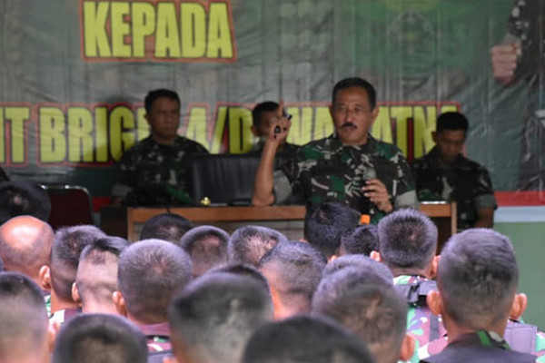 Pangdam IV/Diponegoro, Mayjen TNI Mochamad Effendi, saat memberikan pengarahan kepada prajurit Brigif 4/DR di Markas Brigif 4/DR, Slawi, Kabupaten Tegal, Jateng, Rabu (23/1). (Foto: Dok. Pangdam IV/Diponegoro)