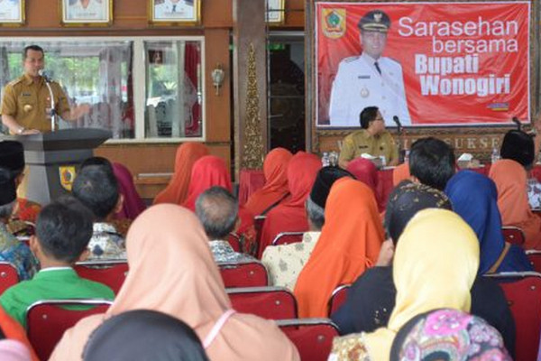 Bupati Wonogiri, Joko Sutopo (berdiri), saat sarasehan bersama warga Pare di Pendopo Rumah Dinas Bupati, Kompleks Setda Wonogiri, Jateng, 12 November 2018. (Foto: Pemkab Wonogiri)