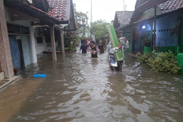 Banjir di Kota Pekalongan, Jateng, Minggu (27/1). (Foto: Twitter/@pkl_bpbd)
