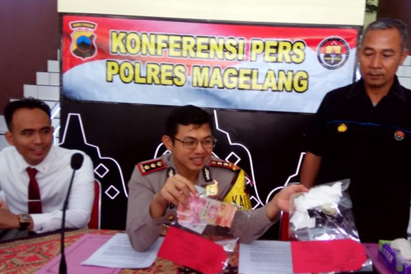 Kapolres Magelang, AKBP Yudianto Adhi Nugroho (tengah), menunjukkan barang bukti kasus dugaan prostitusi daring di Mapolres Magelang, Kabupaten Magelang, Jateng, Senin (28/1). (Foto: Dok. Polres Magelang)