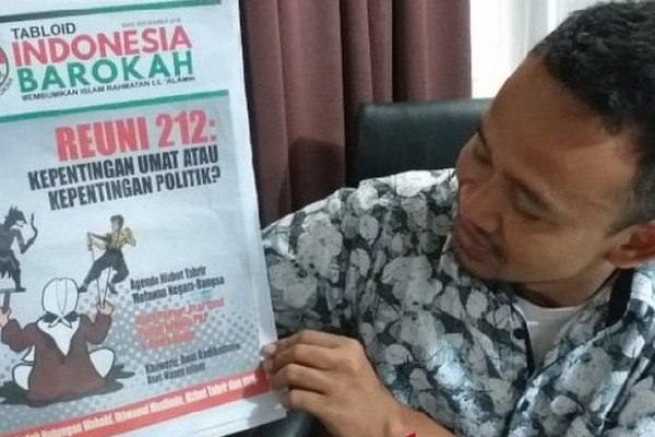 Komisioner Bawaslu Jateng, Rofiuddin, menunjukkan Tabloid Indonesia Barokah. (Foto: Antara Foto/Wisnu Adhi)