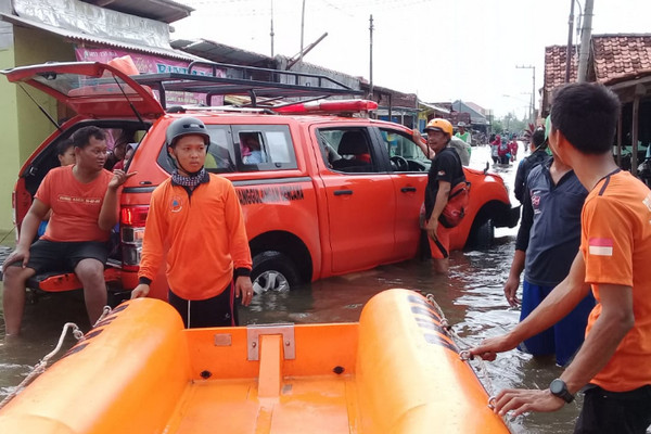 BPBD Kota Pekalongan, Jateng, menyiapkan perahu karet untuk mengevakuasi korban banjir, Senin (28/1). (Foto: Twitter/@pkl_bpbd)
