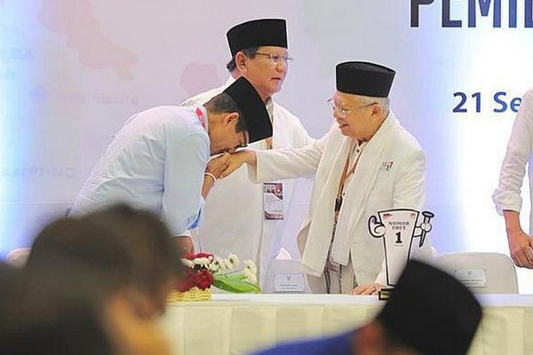 Calon Wakil Presiden nomor urut 02, Sandiaga Uno (kiri), mencium tangan calon Wakil Presiden nomor urut 01, Ma'ruf Amin (kanan), saat pengundian nomor urut di kantor KPU, Jakarta, 22 September 2018. (Foto: Instagram/@sandiuno)