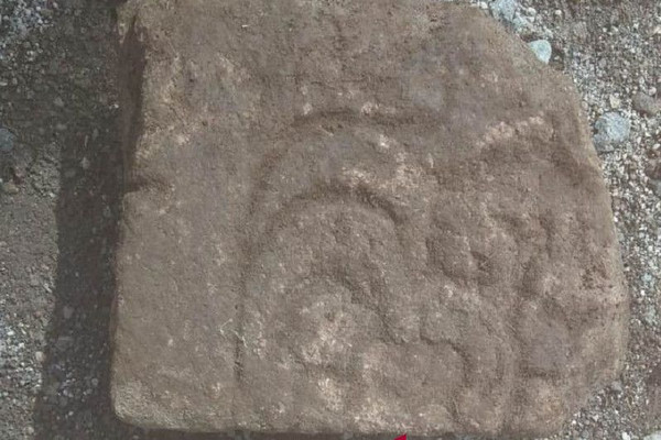 Batu fragmen bangunan Candi Gondosuli yang ditemukan warga Kabupaten Temanggung, Jateng. (Foto: Antara/Heru Suyitno)