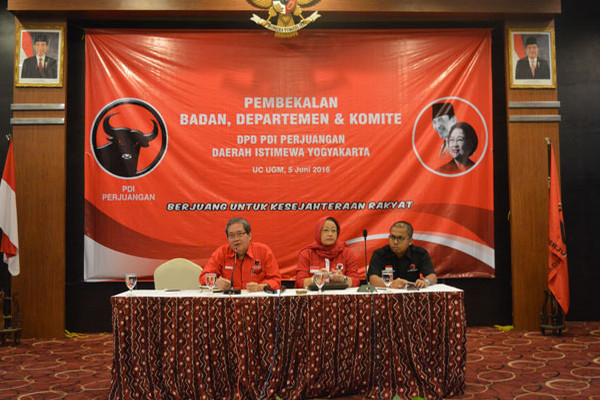Sekretaris PDIP DIY, Yuni Satia Rahayu (tengah), bersama Ketua PDIP DIY, Bambang Praswanto (kiri), sela Pembelakan Badan, Departemen, dan Komite PDIP DIY di UGM, 5 Juni 2016. (Foto: Dok. PDIP DIY)
