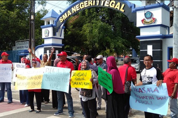 Sejumlah alumni menggelar demonstrasi di depan SMAN 1 Tegal, Jateng, Jumat (11/1), terkait kemenangan PT KAI atas lahan sekolah. (Foto: Pemkot Tegal)