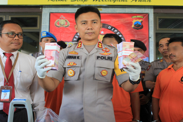  Kapolres Pekalongan, AKBP Wawan Kurniawan, menunjukkan uang palsu yang berhasil diamankan jajarannya. (Foto: Polres Pekalongan)