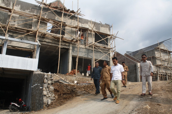 Perwakilan Komisi III DPRD Kabupaten Tegal meninjau proyek pembangunan Pasar Bojong di Kecamatan Slawi, 19 Desember 2018. (Foto: Dok. DPRD Kabupaten Tegal)