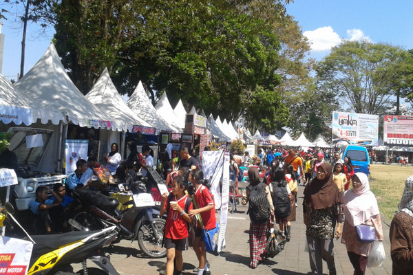 Pengunjung memadati acara pameran di Lapangan Pancasila, Kota Salatiga, Jateng, September 2015. (Foto: Pemkot Salatiga)