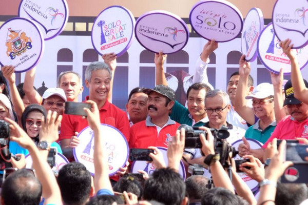 Wali Kota Surakarta, FX Hadi Rudyatmo (bertopi), saat mengikuti pembukaan Solo Great Sale (SGS) 2017, 1 Februari 2017. (Foto: Pemkot Surakarta)