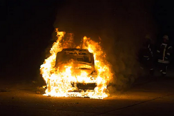 Ilustrasi mobil terbakar. (Foto: Shutterstock)