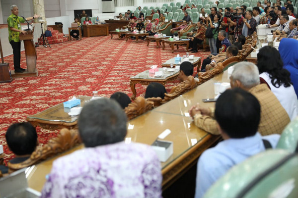 Gubernur Jateng, Ganjar Pranowo (kiri), di hadapan para nasabah BPR Pringsurat di Kantor Bupati Temanggung, Jateng, Kamis (31/1). (Foto: Pemprov Jateng)