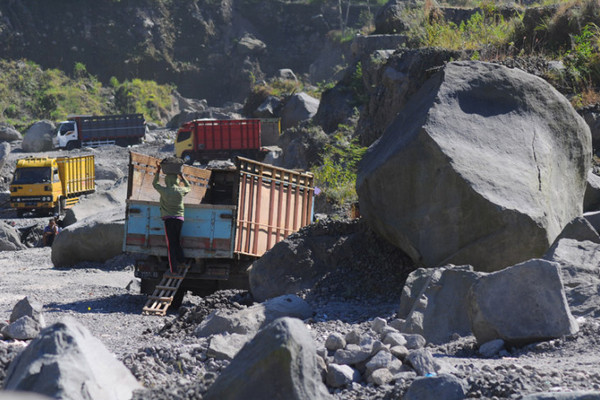 Penambang menaikkan pasir ke dalam bak truk di aliran Kali Woro, lereng Gunung Merapi, Kemalang, Klaten, Jateng, 23 Mei 2018. (Foto: Antara Foto/AJ Nugroho)