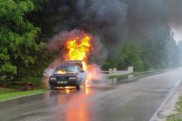 Ilustrasi mobil terbakar. (Foto: Pixabay)