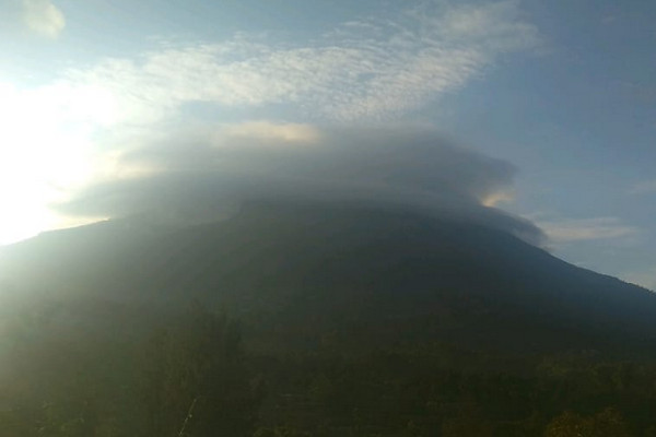 Penampakan Merapi dari Pos Pengamatan Gunung Merapi Jrakah, Jumat (1/2), pukul 06.12. (Foto: Twitter/@BPPTKG)