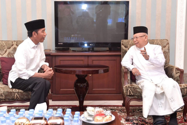Cawapres nomor urut 02, Ma'ruf Amin (kiri), berbincang dengan Jokowi di kediamannya, Jakarta, 30 Desember 2018. (Foto: Twitter/@KHMaruf_Amin)