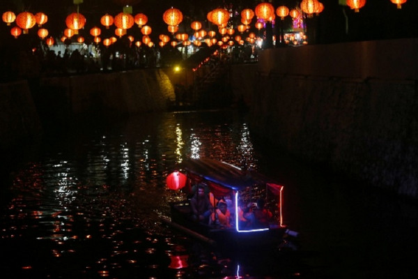 Perahu wisata menyusuri Kali Pepe saat Festival Lampion di Kota Surakarta, Jateng. (Foto: Pemprov Jateng)