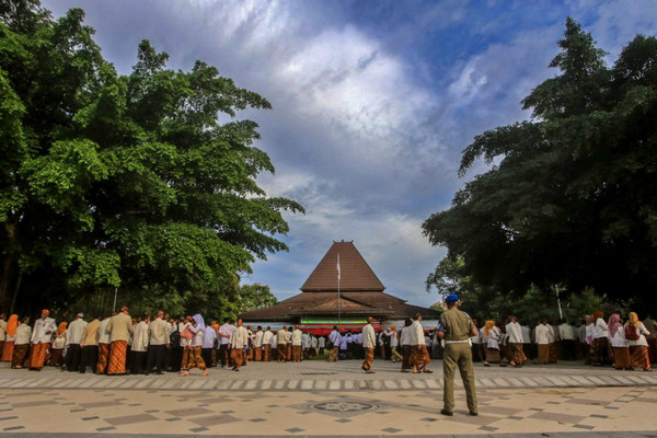 Sejumlah pegawai negeri sipil (PNS) Kota Surakarta berbaris di halaman Balai Kota, Jateng. (Foto: Pemkot Surakarta)