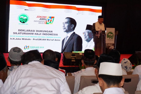 Cawapres nomor urut 01, Ma'ruf Amin (podium), memberikan sambutan sela deklarasi dukungan kepadanya dan Jokowi. (Foto: Twitter/@KHMarufAmin_)