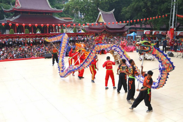 Pementasan barongsai di Kelenteng Sam Poo Kong, Kota Semarang, Jateng, saat perayaan puncak Imlek, Selasa (5/2). (Foto: Pemprov Jateng)