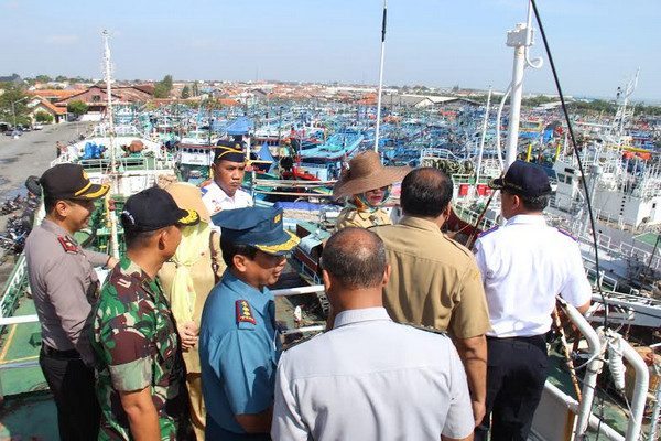 Forum Komunikasi Pimpinan Daerah (Forkopinda) Kota Tegal, Jateng, saat meninjau Dermaga PPP Jongor Tegalsari dan Pelabuhan Timur, 14 Juli 2015. (Foto: Pemkot Tegal)