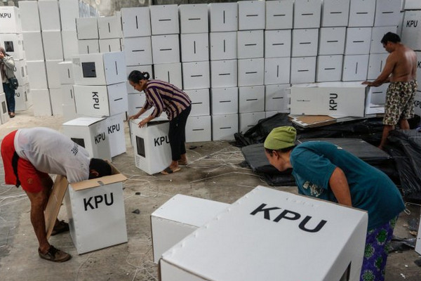 Sejumlah pekerja merakit kotak suara di gudang penyimpanan Komisi Pemilihan Umum (KPU), Kabupaten Batang, Jateng, Senin (4/2). (Foto: Antara Foto/Harviyan PP)