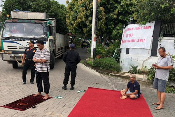Aksi warga Perumahan Permata Puri, Ngaliyan, Kota Semarang, Jateng, mengadang truk besar yang membawa material pembangunan Apartemen Amartha View. (Foto: Antara/Dok. warga)