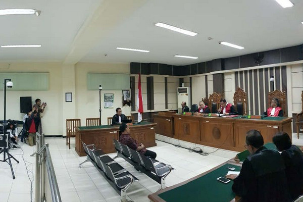 Bupati nonaktif Purbalingga, Tasdi (tengah), saat mengikuti sidang putusan perkaranya di PN Semarang, Jateng, Rabu (6/2). (Foto: Antara/IC Senjaya)