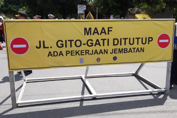 Papan pengumuman penutupan Jalan Gito-Gati, Kabupaten Sleman, DIY, Rabu (6/2). (Foto: Twitter/@kabarsleman)