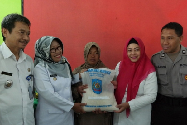 Bupati Tegal, Umi Azizah (kedua kiri), secara simbolis memberikan bantuan beras kepada korban longsor dan angin puting beliung di dua desa di Kecamatan Bumijawa, Kabupaten Tegal, Jateng, Rabu (6/2). (Foto: Pemkab Tegal)