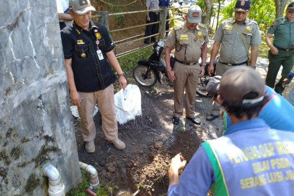 Operasi gabungan penertiban air permukaan di kawasan Gunung Muria, Kabupaten Kudus, Jateng, Kamis (7/2). (Foto: Twitter/@satpolpp_jateng)