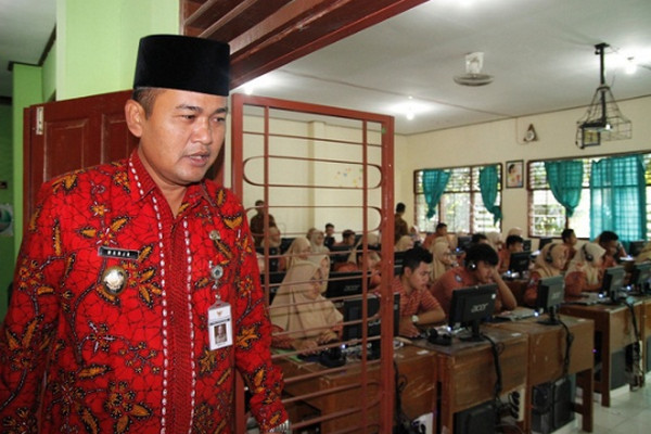 Wakil Bupati Brebes, Narjo, saat meninjau pelaksanaan ujian nasional berbasis komputer (UNBK) di SMAN 3 Brebes, Jateng, 12 April 2018. (Foto: Pemkab Brebes)