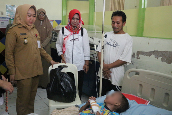 Plt Bupati Purbalingga, Dyah Hayuning Pratiwi (kiri), menjenguk pasien gizi buruk di RSUD dr. R. Goeteng Taroendibrata Purbalingga, Jateng, 15 Januari 2019. (Foto: Pemkab Purbalingga)