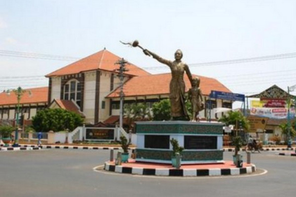 Tugu Kartini, salah satu ikon Kabupaten Jepara, Jateng. (Foto: muriaco.blogspot.com)