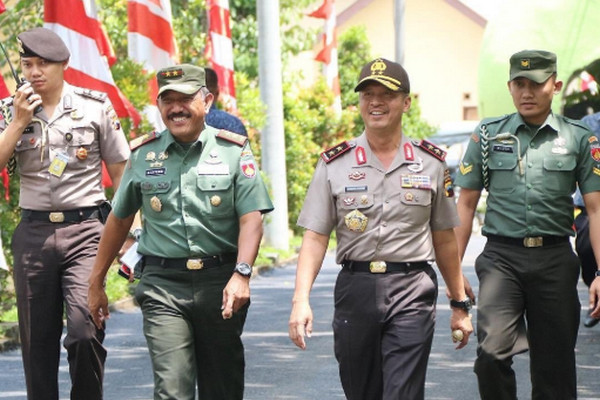 Kapolda Jateng, Irjen Condro Kirono (kedua kanan), bersama Pangdam IV/Diponegoro, Mayjen Mochamad Effendi (kedua kiri). (Foto: Twitter/@84_CondroKirono)