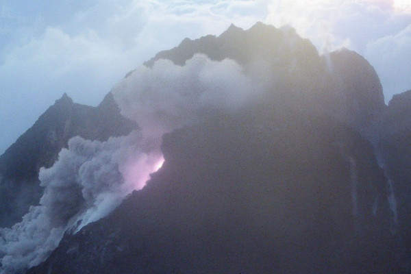 Kamera CCTV BPPTKG merekam awan panas berdurasi 215 detik dan aplitudo 70 dengan jarak luncur sekitar dua kilometer ke arah hulu Kali Gendong meluncur dari puncak Merapi, Kamis (7/2), pukul 18.28. (Foto: Twitter/@BPPTKG)